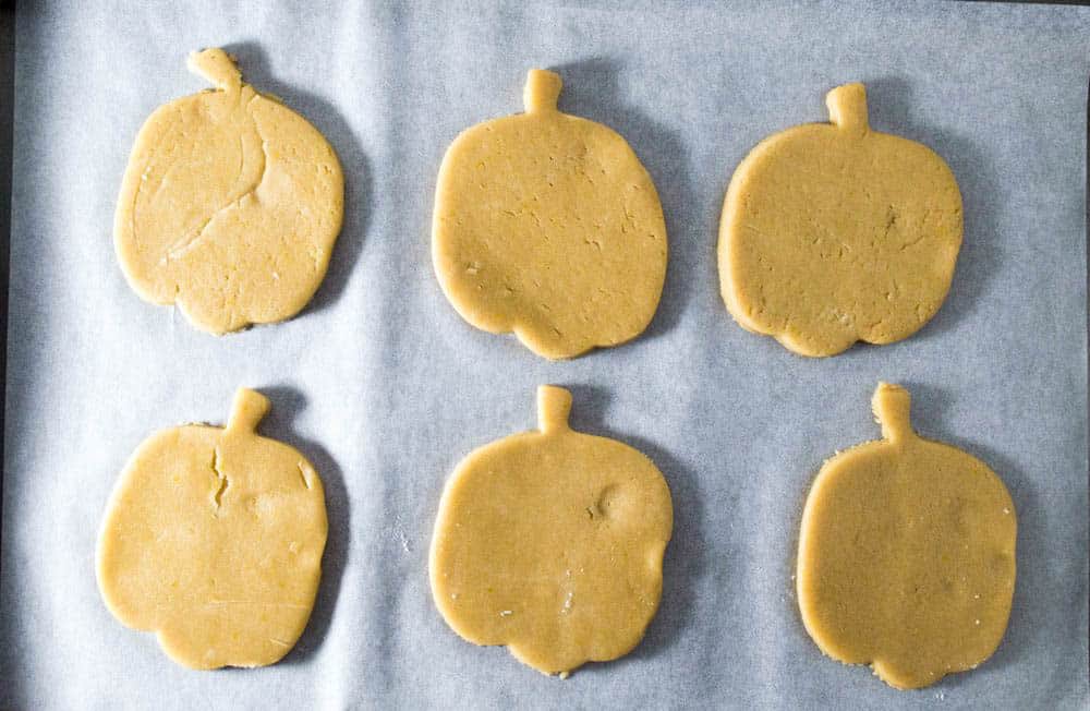 pumpkin-shaped-halloween-cookies